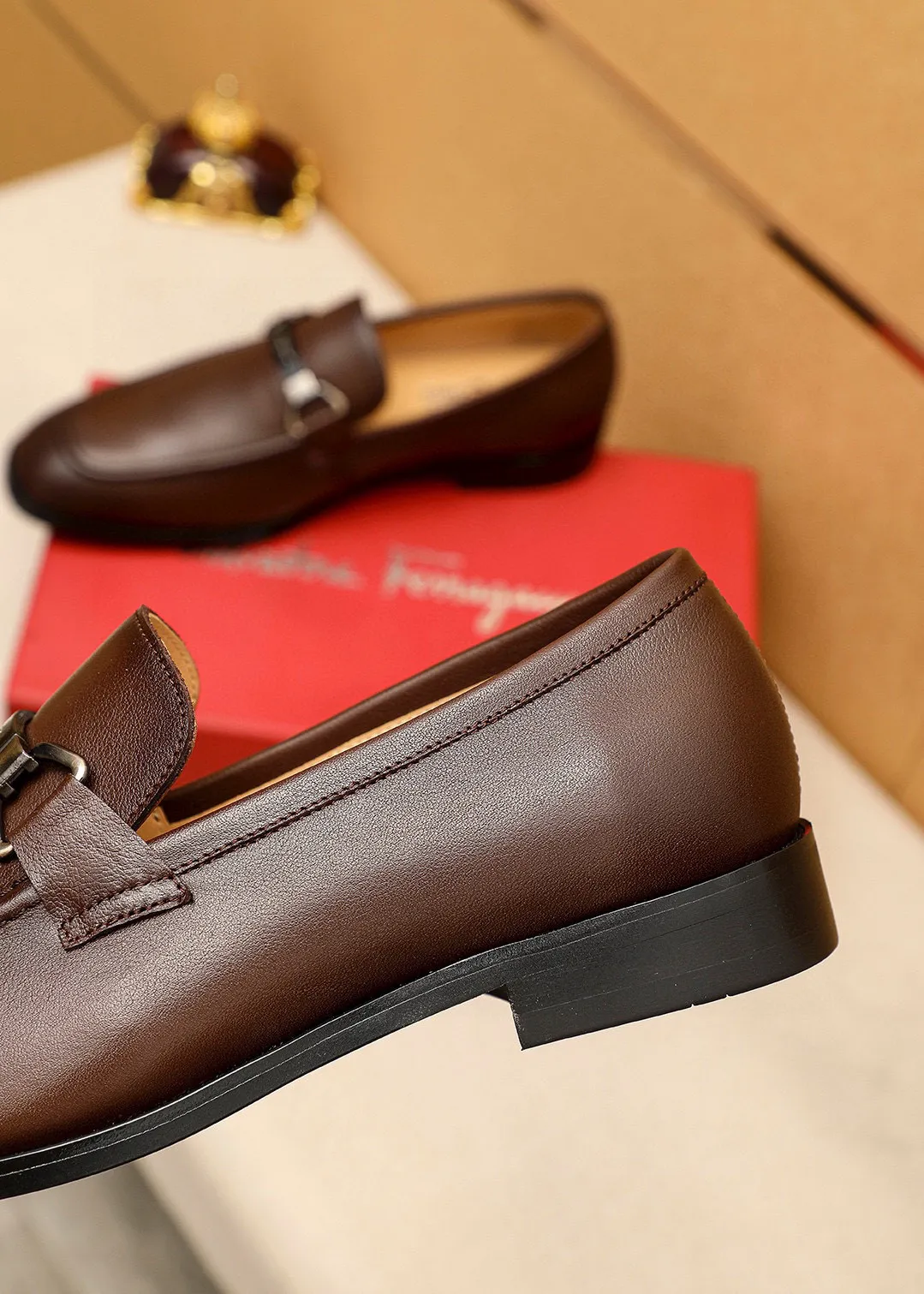 Men's shoes 💰460 💐 Product trademark: Ferragamo "Ferragamo" casual leather shoes Regular size: 38-44 (45.46🉑️customized) Product materials: Selected imported first-layer calfskin upper + luxury hardware buckle, imported water-dyed cowhide leather lining. Strong three-dimensional visual effect, original rubber outsole Color: 3⃣️colors available
